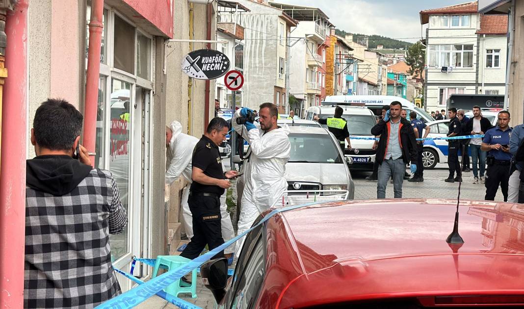 Eşiyle ilgili dedikodu yaptığını iddia ettiği kuaför ve müşterisini tüfekle vurdu 6